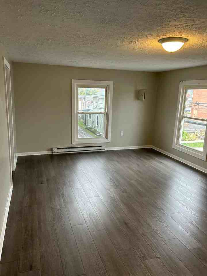 132 E Farming St - Photo 3 of 7
