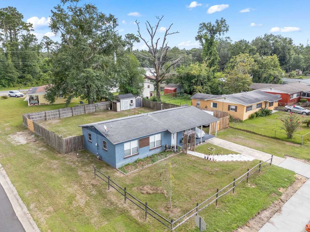 7870 Castlegate Dr - Photo 3 of 21