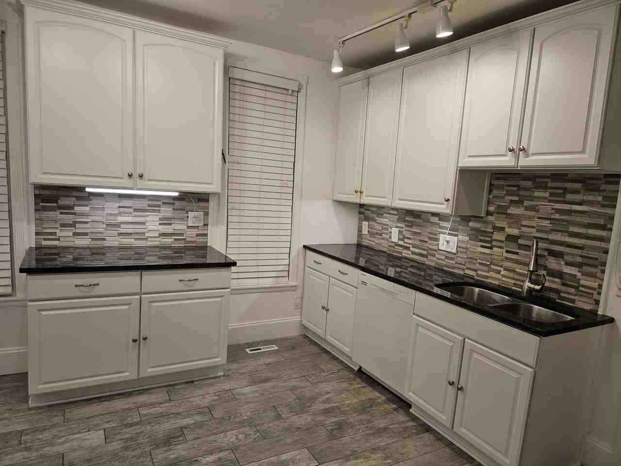 2718 Dupont Ave S - Photo 3 of 24