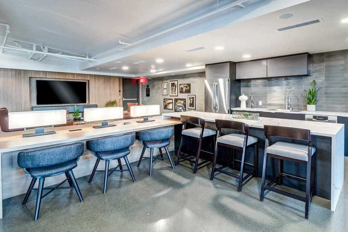 2820 Broadway - Photo 2 of 38