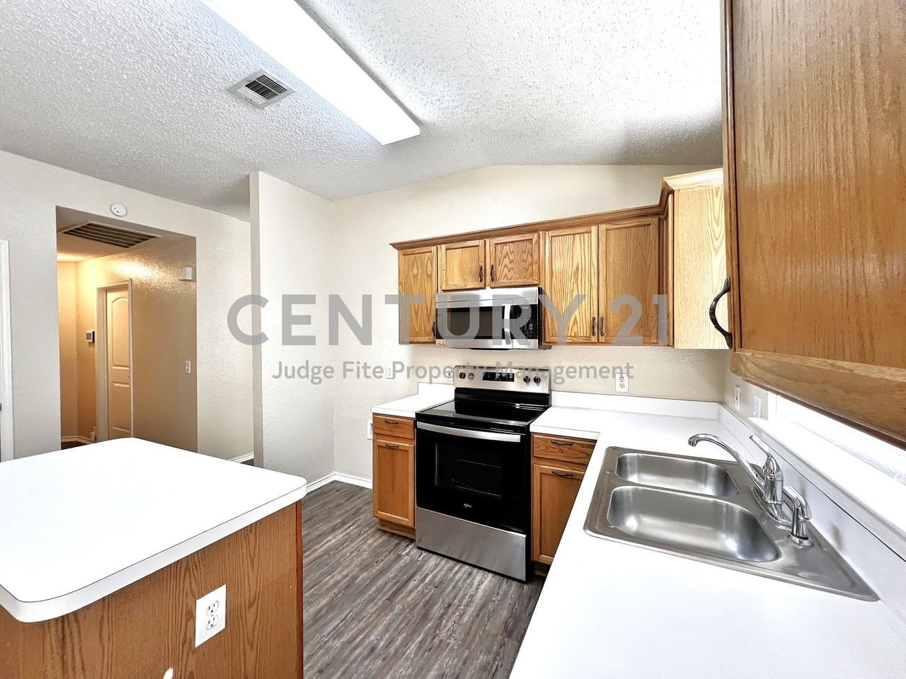 1901 Berkeley Dr - Photo 3 of 11