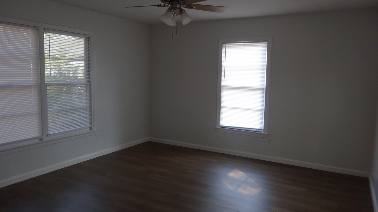 303 Tee Dr - Photo 3 of 10