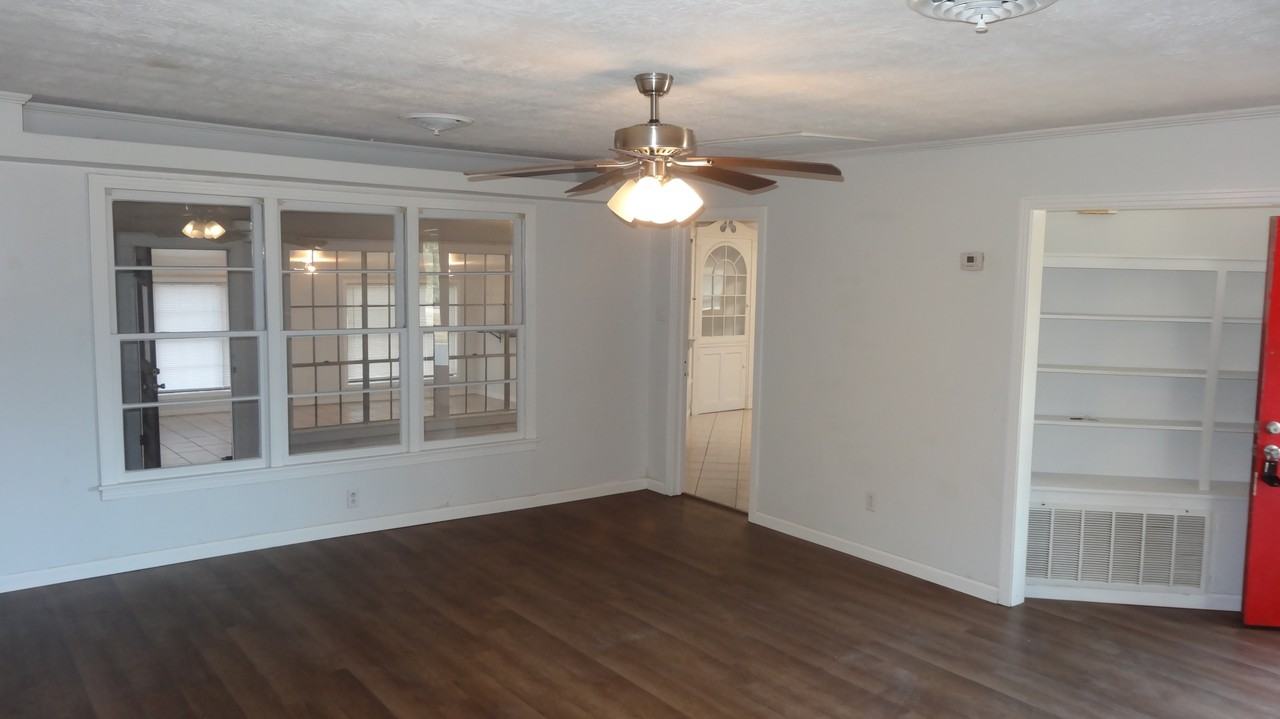 303 Tee Dr - Photo 7 of 10