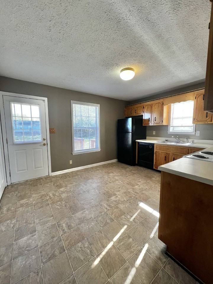 320 Atlantic Ave - Photo 3 of 10