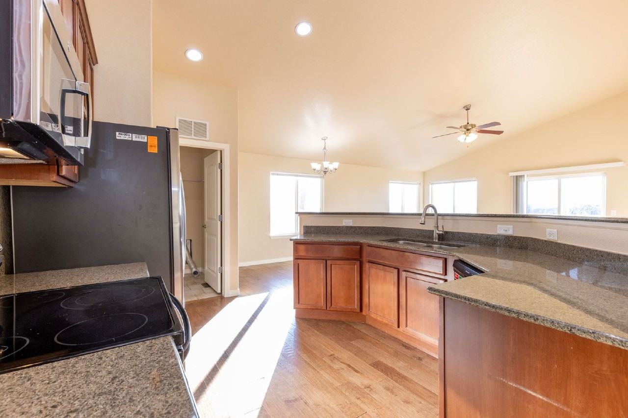 2650 Bridle Dr - Photo 3 of 27