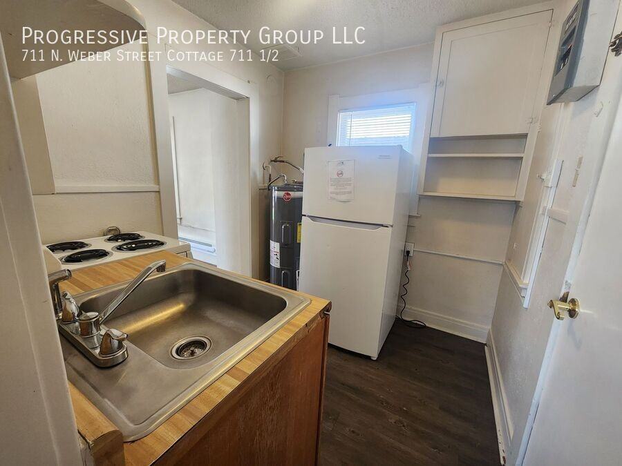 711 N. Weber Street Cottage 711 1/2 - Photo 2 of 11