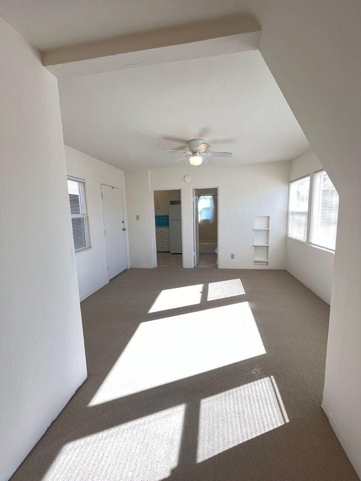 807 Jamaica Ct - Photo 3 of 15