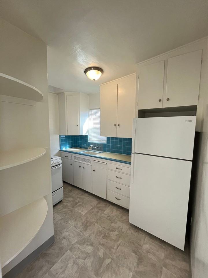 807 Jamaica Ct - Photo 4 of 15