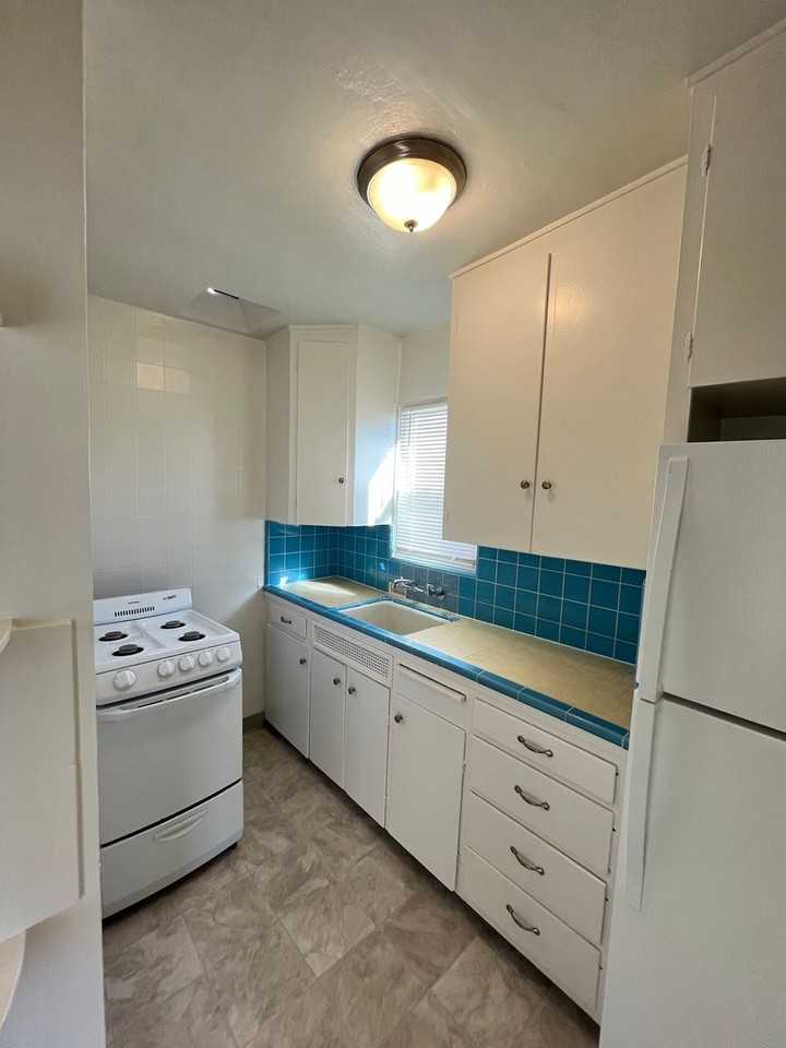 807 Jamaica Ct - Photo 5 of 15