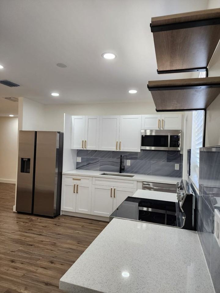 1984 Sw 29th Ave #A - Photo 2 of 18