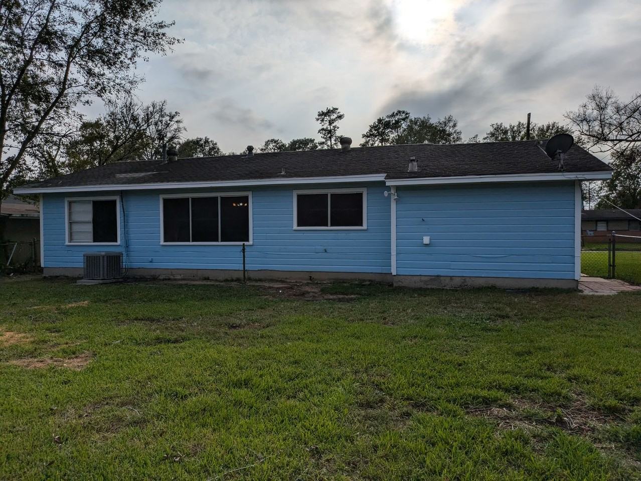 5450 Thames Dr - Photo 2 of 12