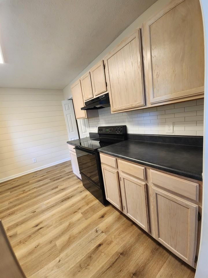 1756 Lewisburg Pike - Photo 2 of 13