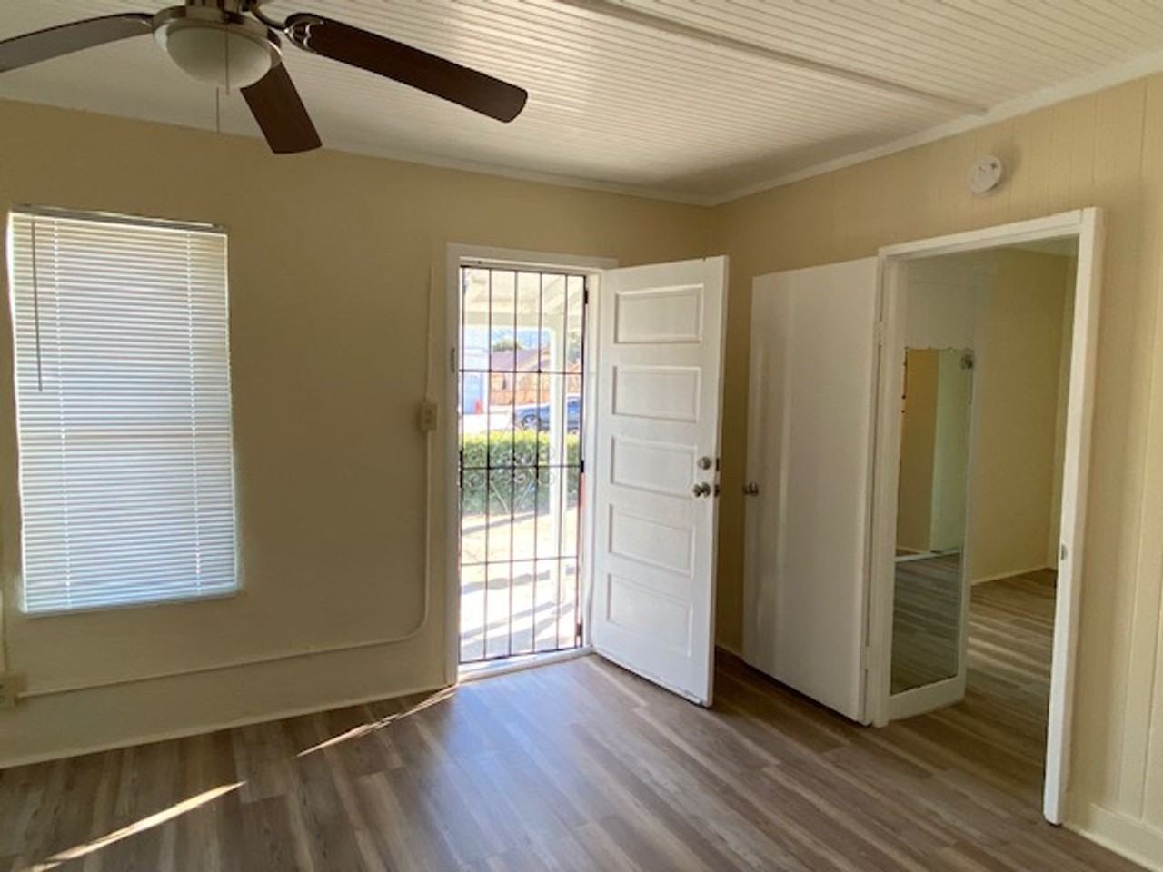 1209 Saticoy St - Photo 2 of 8