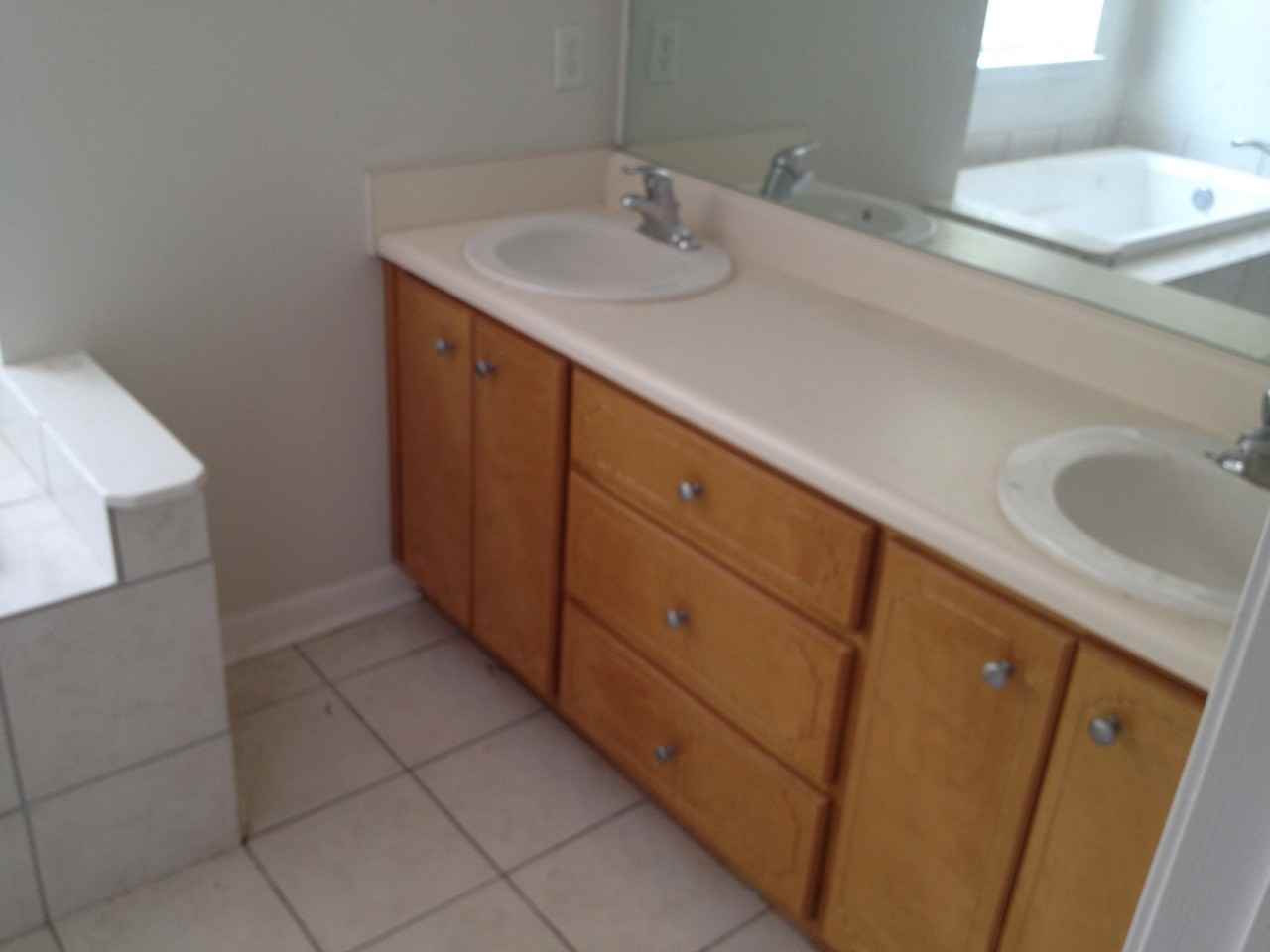 703 Guinevere Ct - Photo 5 of 7