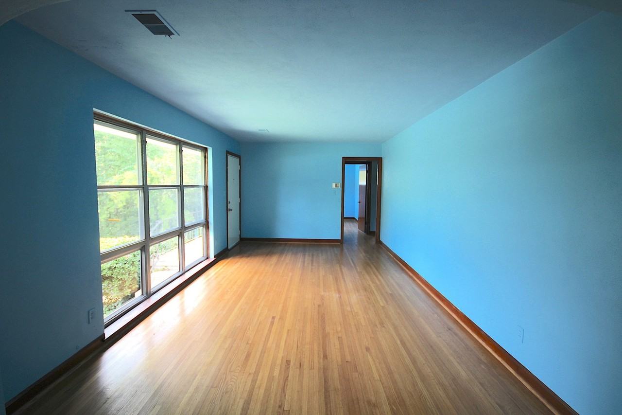 1501 Akins Dr - Photo 2 of 16