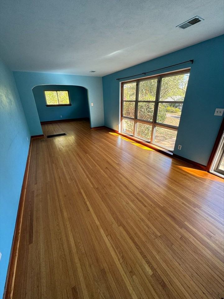 1501 Akins Dr - Photo 3 of 16