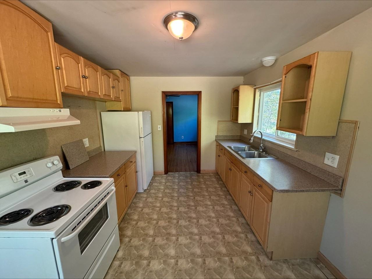 1501 Akins Dr - Photo 4 of 16