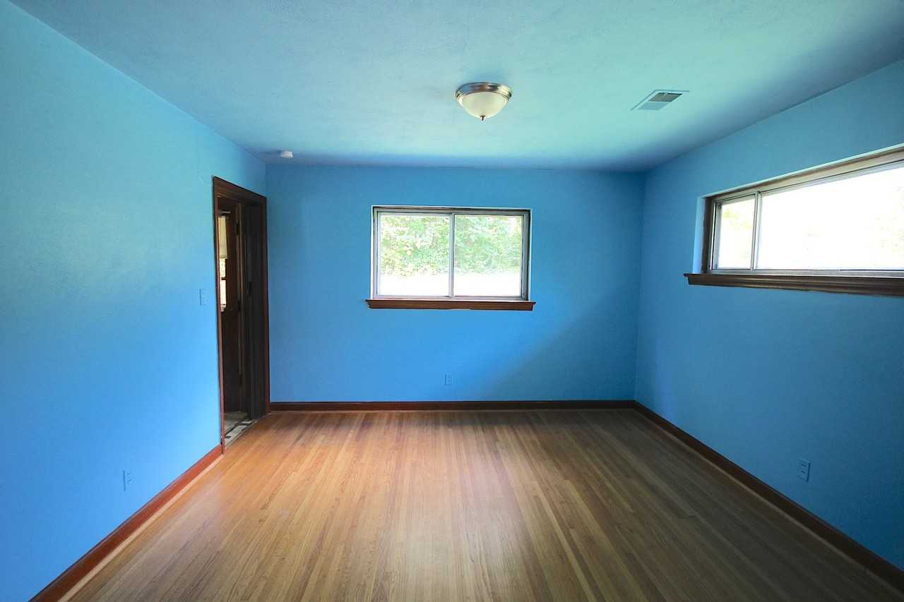 1501 Akins Dr - Photo 6 of 16