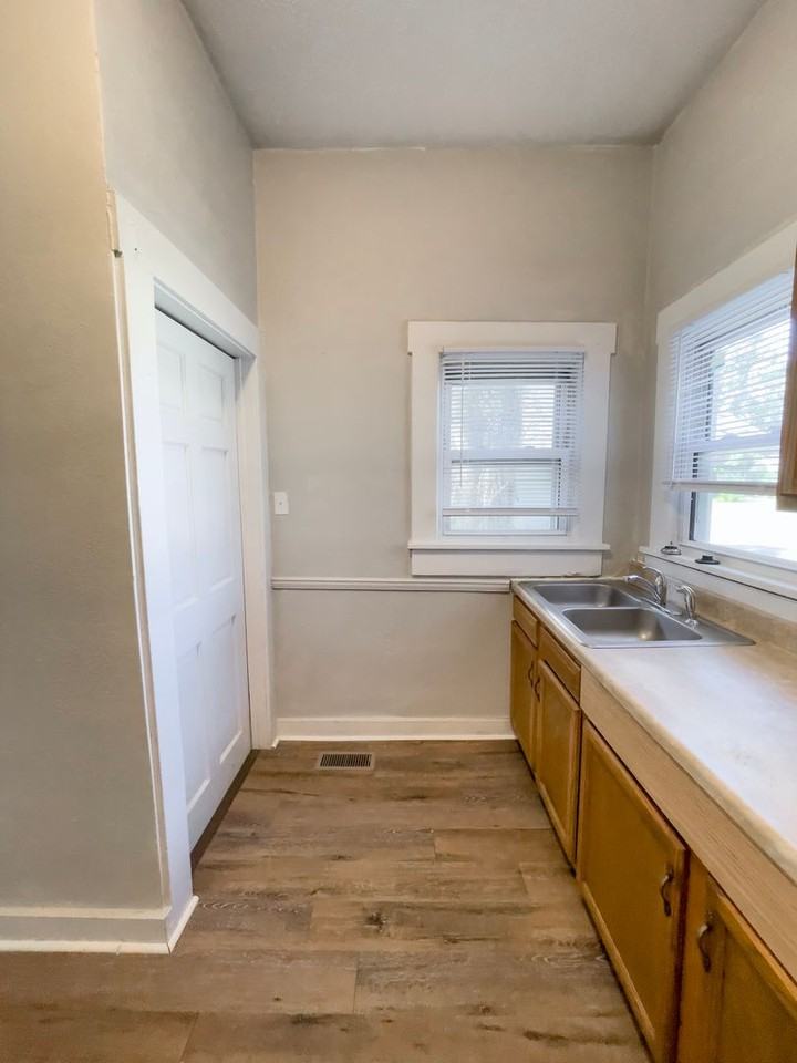 1219 W Jackson St - Photo 3 of 19