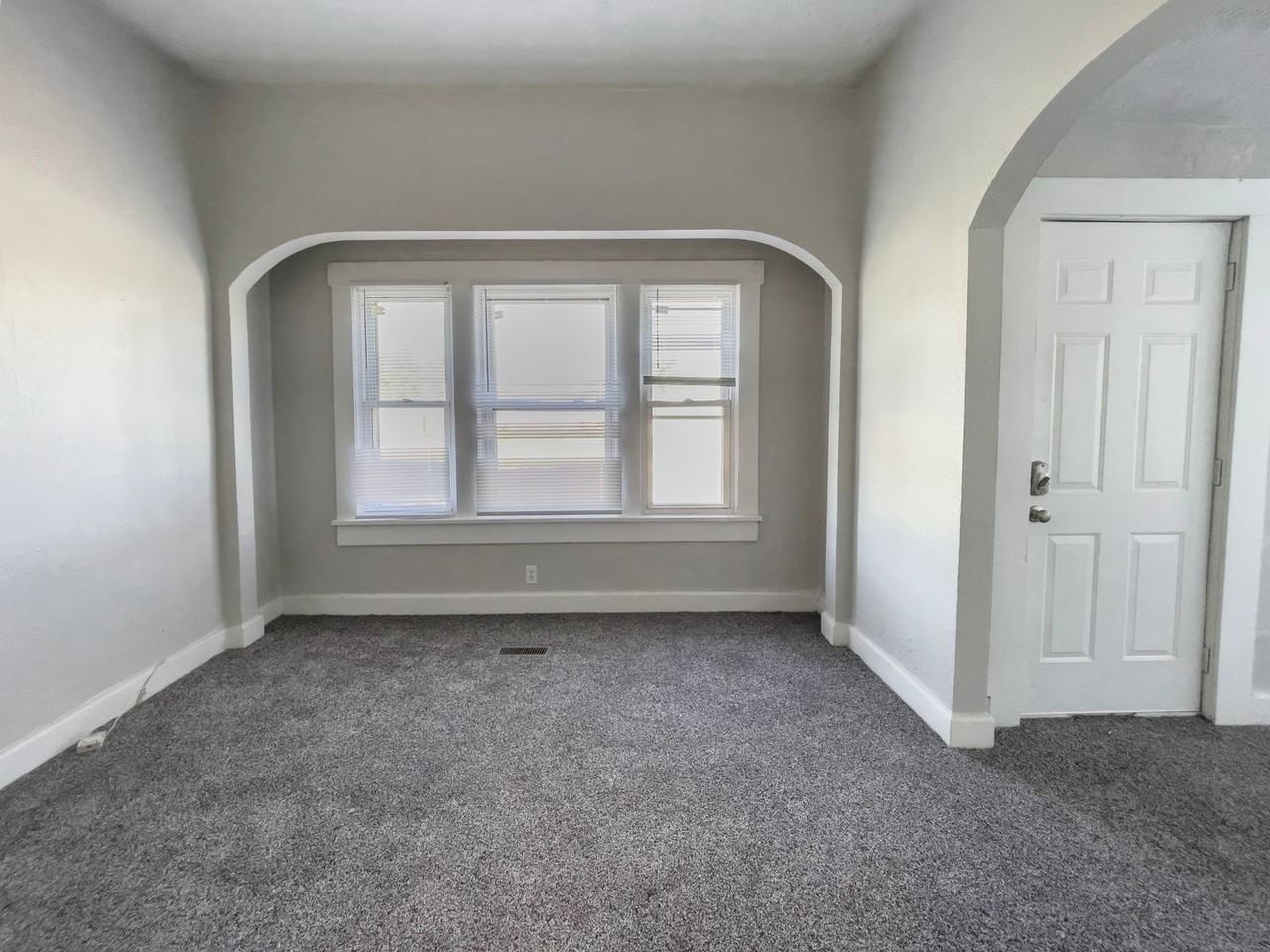 1219 W Jackson St - Photo 6 of 19