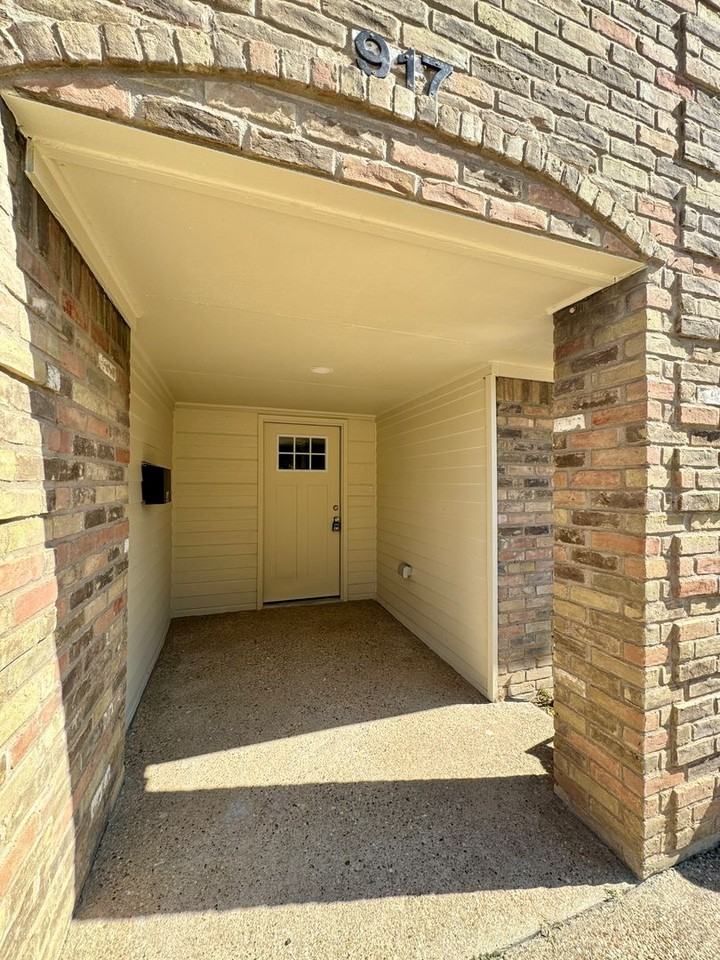 919 Briar Dr - Photo 2 of 16