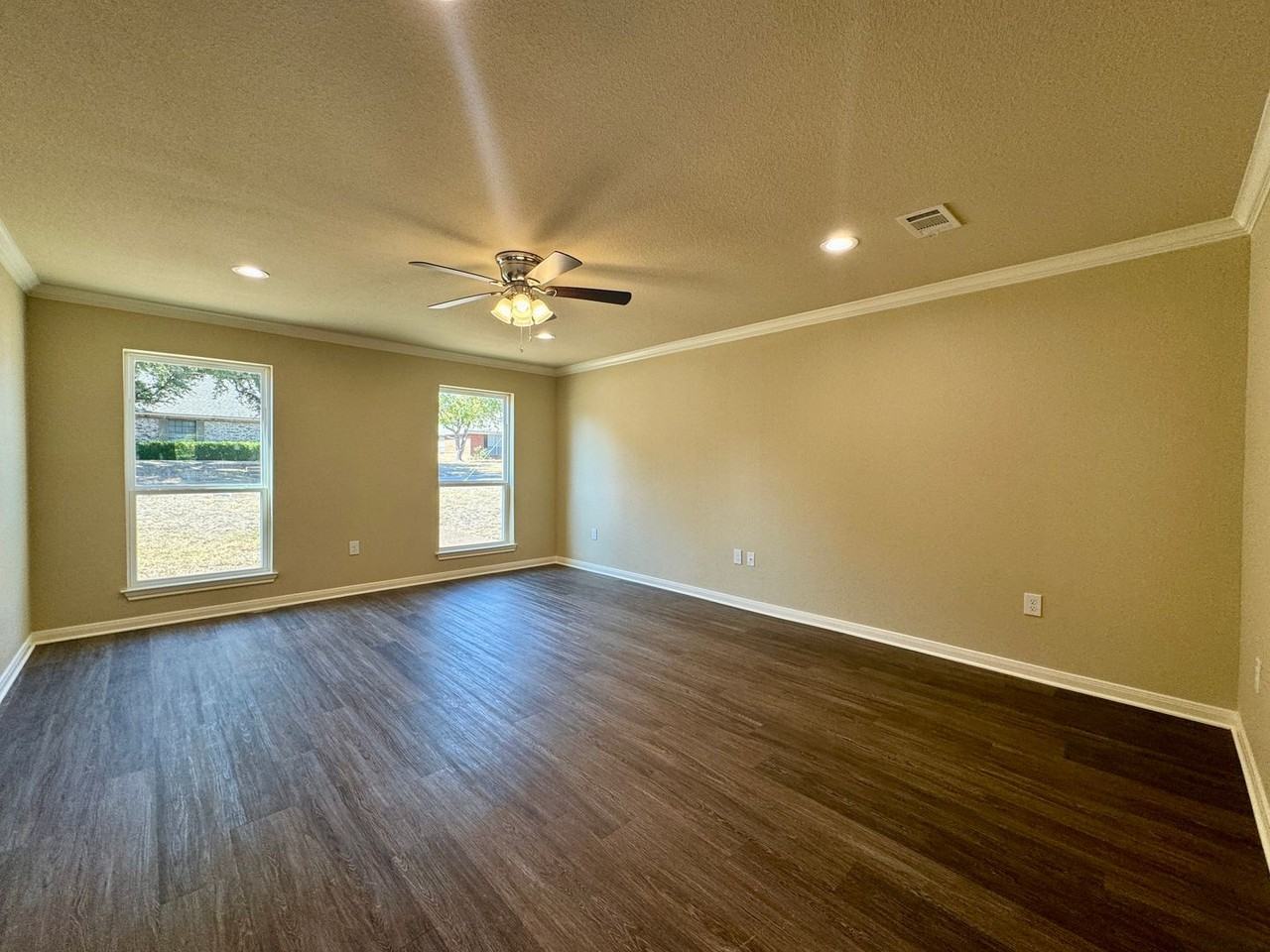 919 Briar Dr - Photo 3 of 16