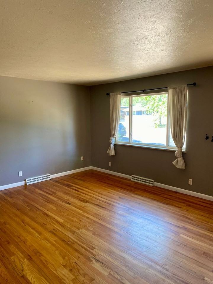 860 37th St - Photo 3 of 16