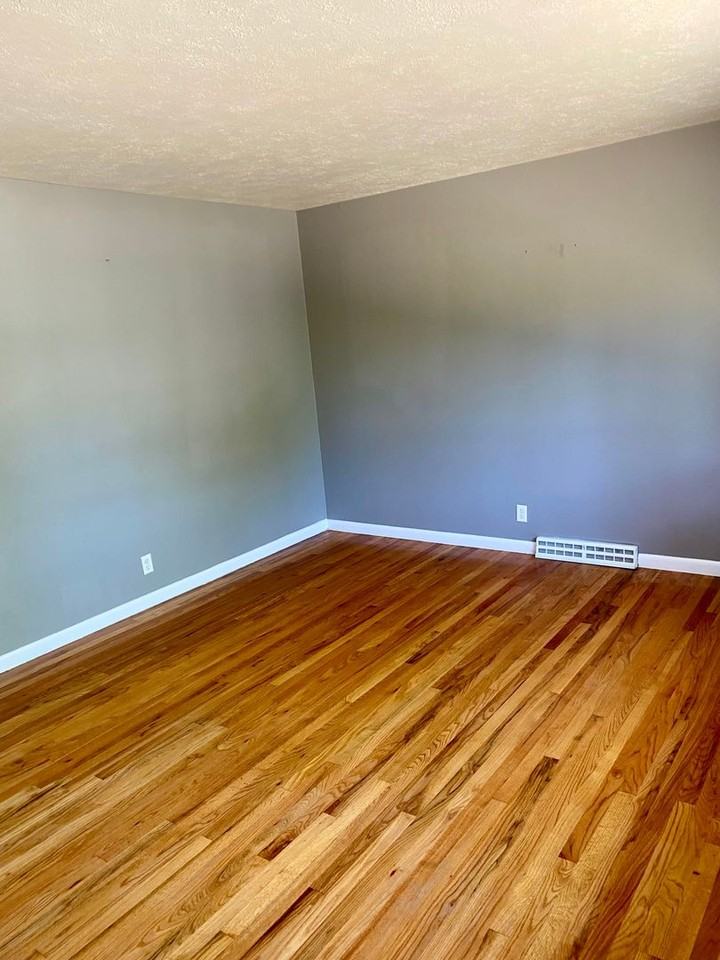 860 37th St - Photo 5 of 16