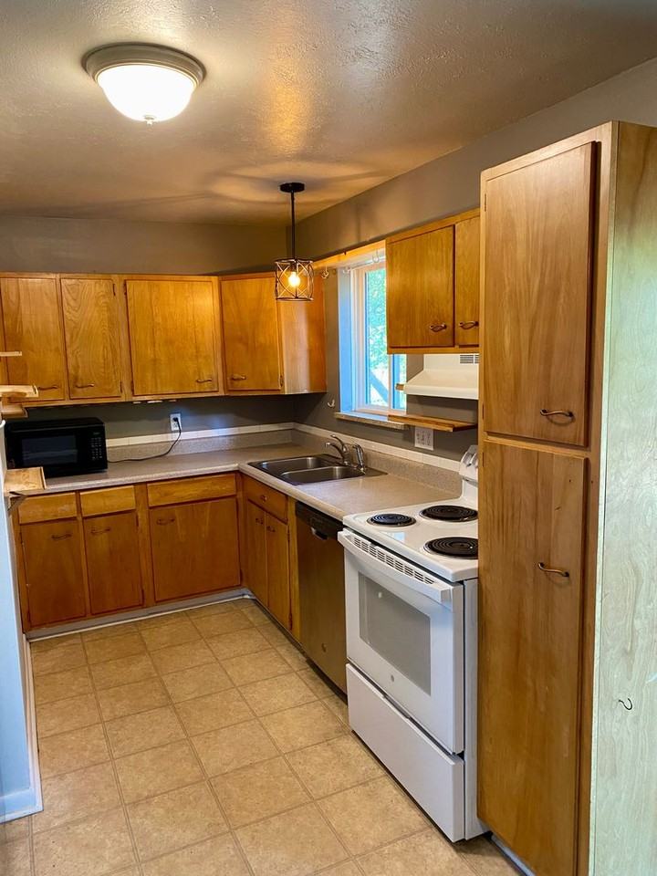 860 37th St - Photo 6 of 16