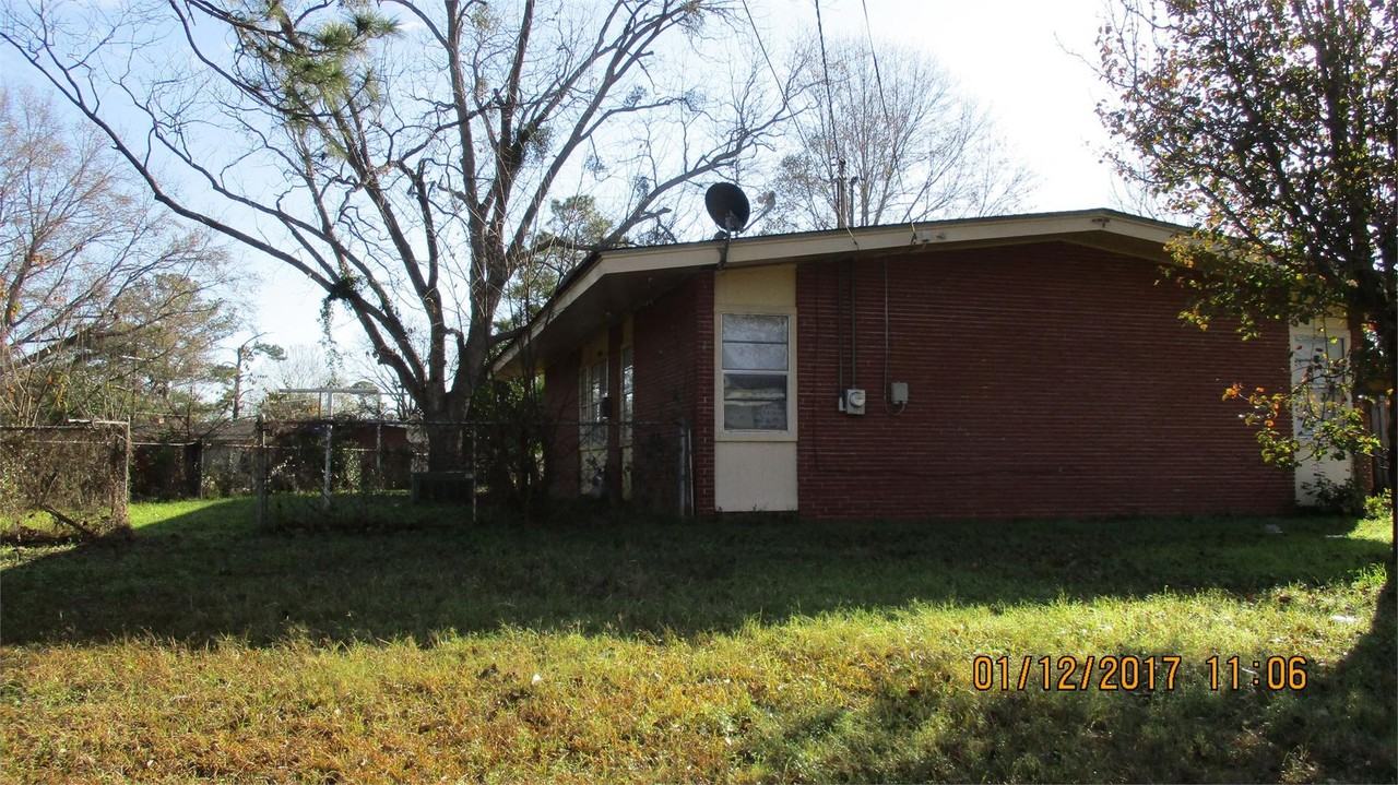 1904 Meadow Dr - Photo 2 of 2