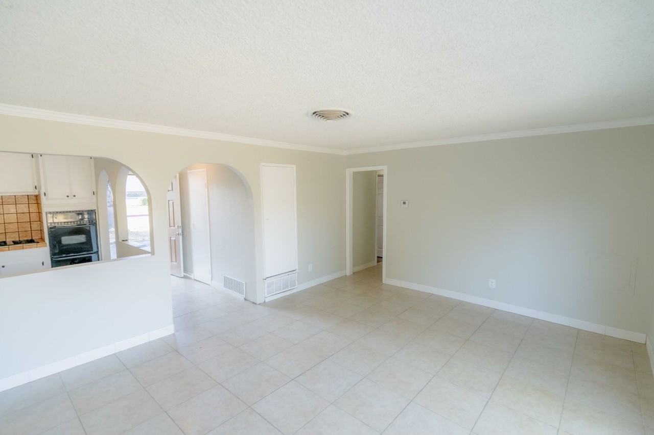 20865 Burbank Boulevard - Photo 6 of 16