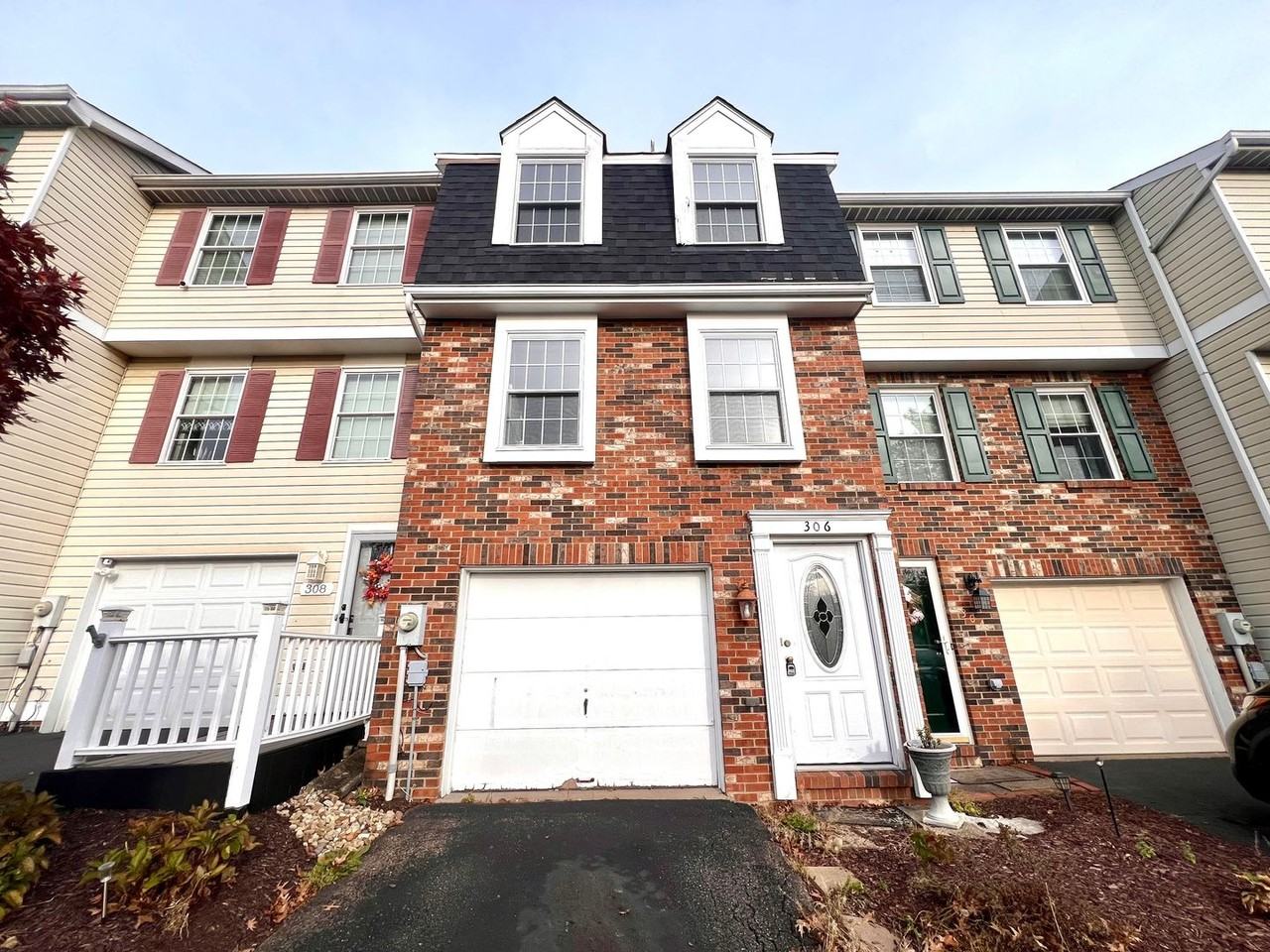 306 Lexington Dr - Photo 2 of 19