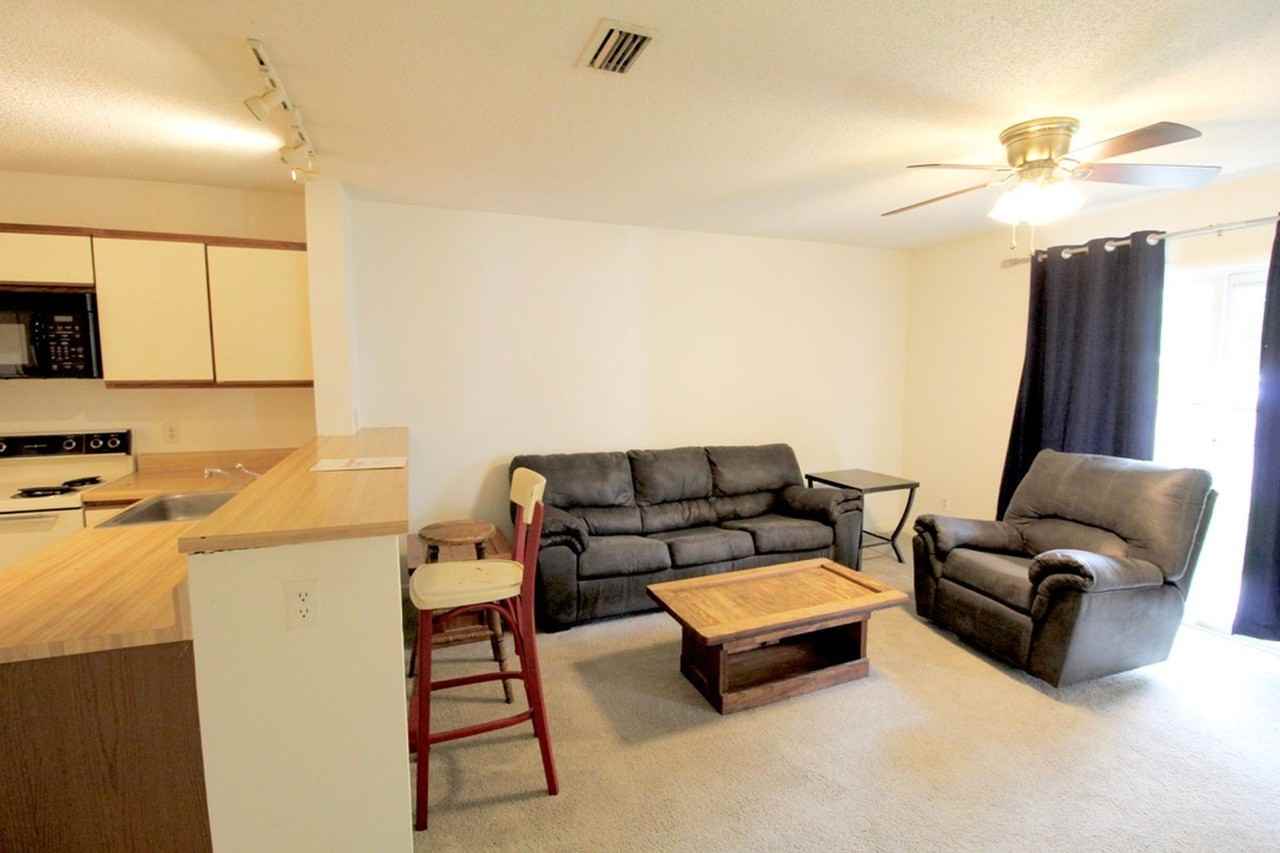 1336 Hunters Rd Apt A - Photo 4 of 17