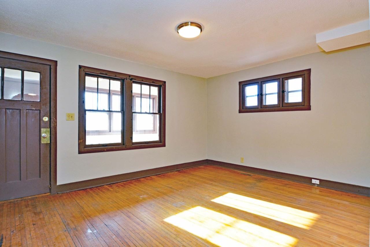 447 Banfil St - Photo 3 of 16