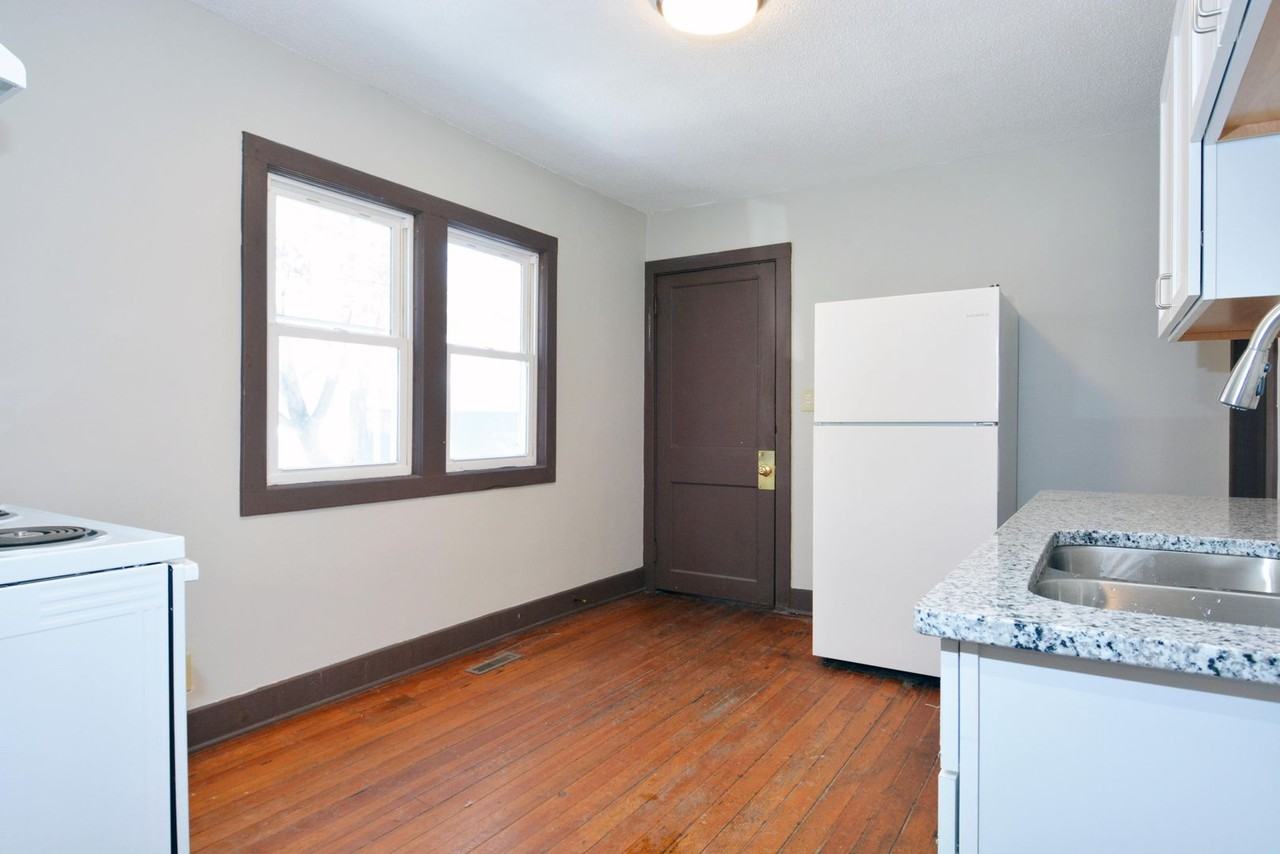 447 Banfil St - Photo 5 of 16