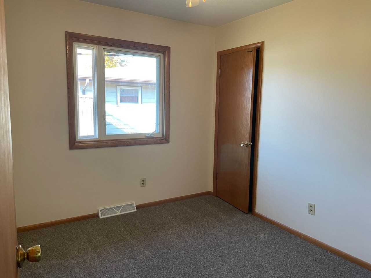 612 13th St Se - Photo 3 of 12