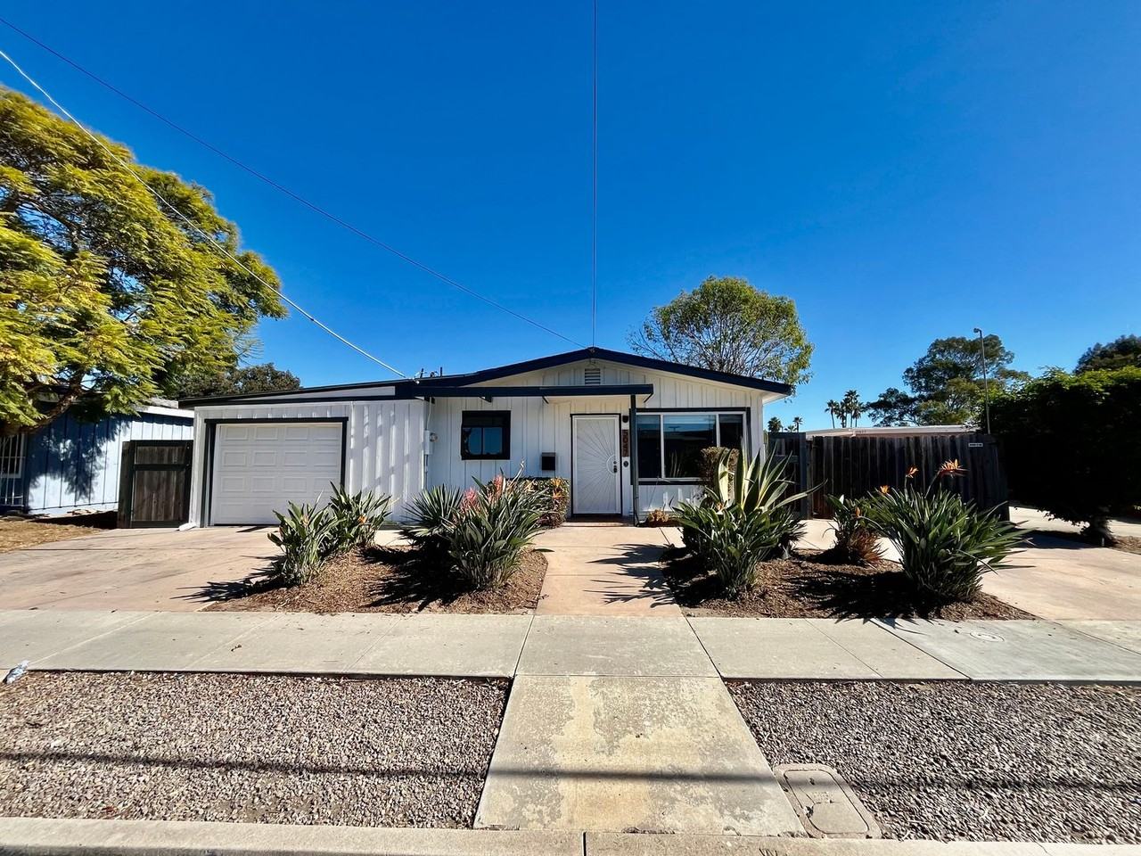 5047 Glasgow Dr - Photo 2 of 23