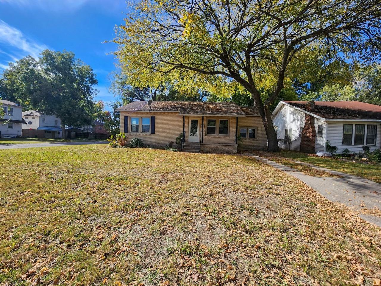 1002 Overland Ct - Photo 2 of 39