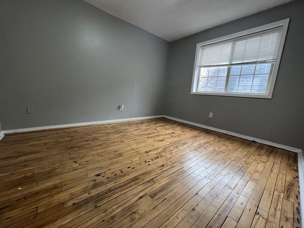 2356 Thomas Ave N #2 - Photo 3 of 5
