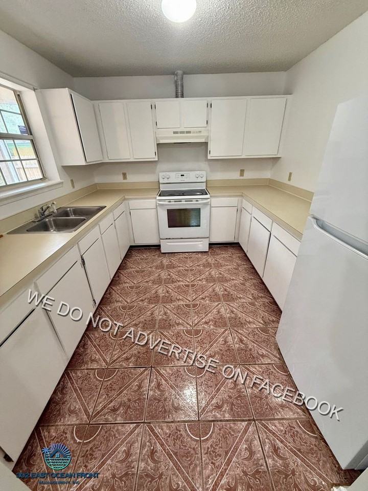 2892 Spencer St - Photo 4 of 11