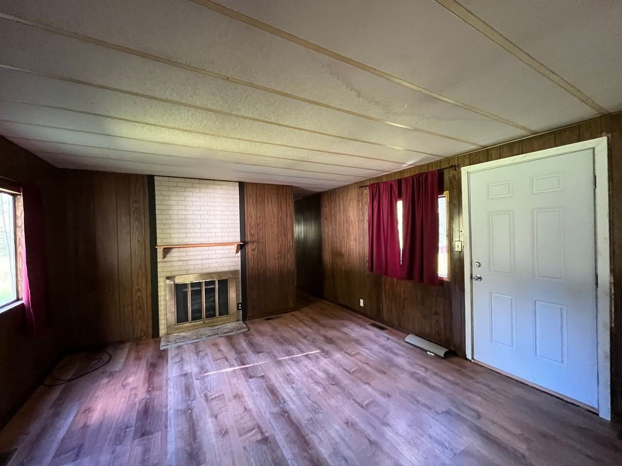 552 Reiner St - Photo 2 of 10