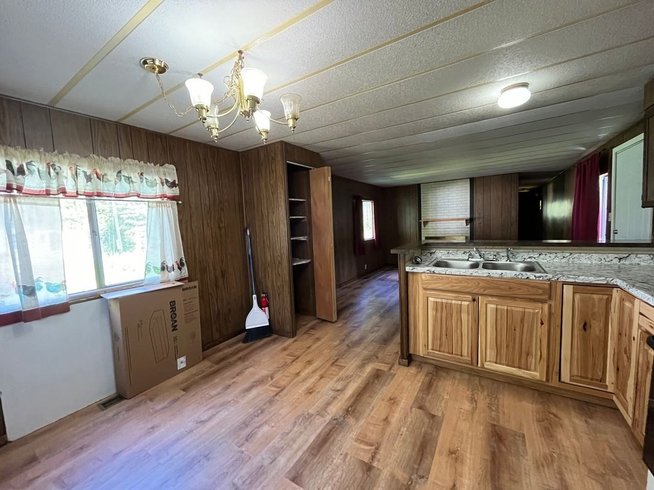 552 Reiner St - Photo 3 of 10