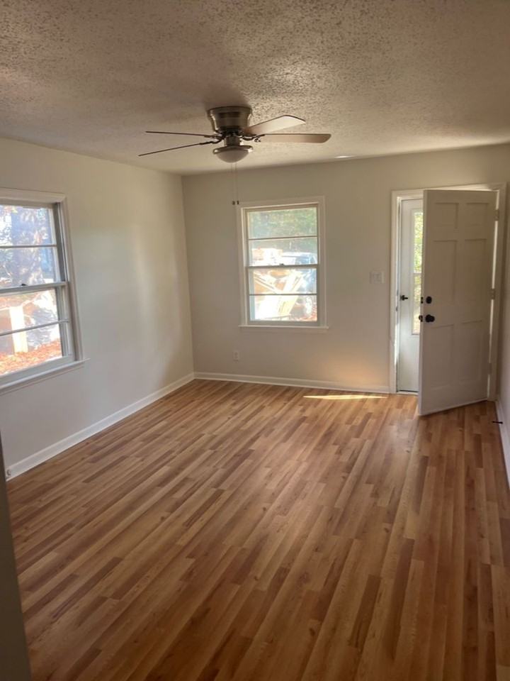 1115 Oakwood Dr - Photo 2 of 5