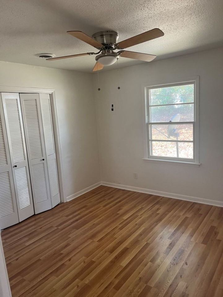 1115 Oakwood Dr - Photo 4 of 5