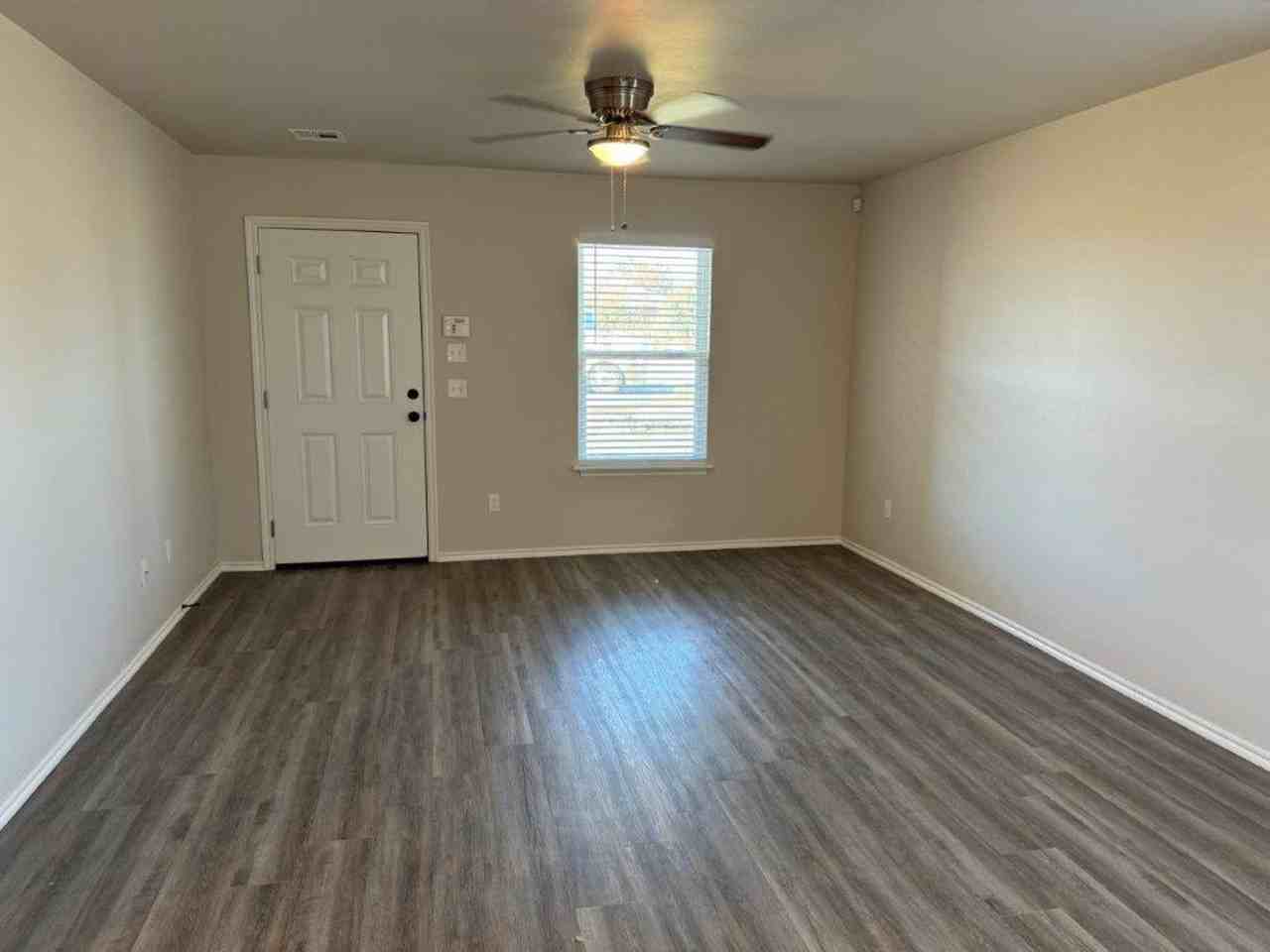 552 Parkhill Cir - Photo 2 of 10