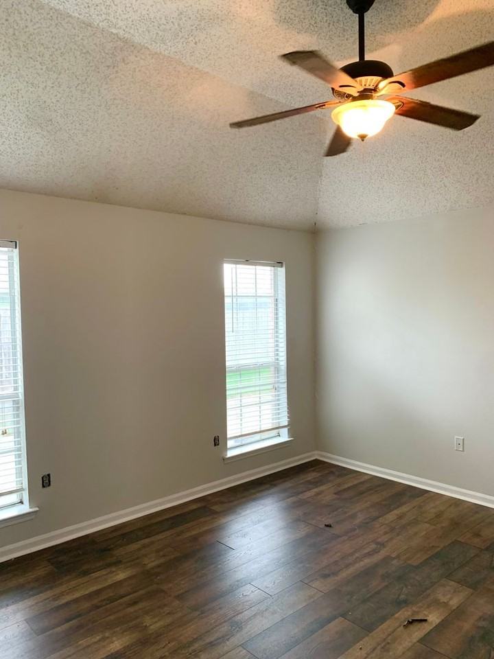 13676 Greenview Ave - Photo 3 of 10