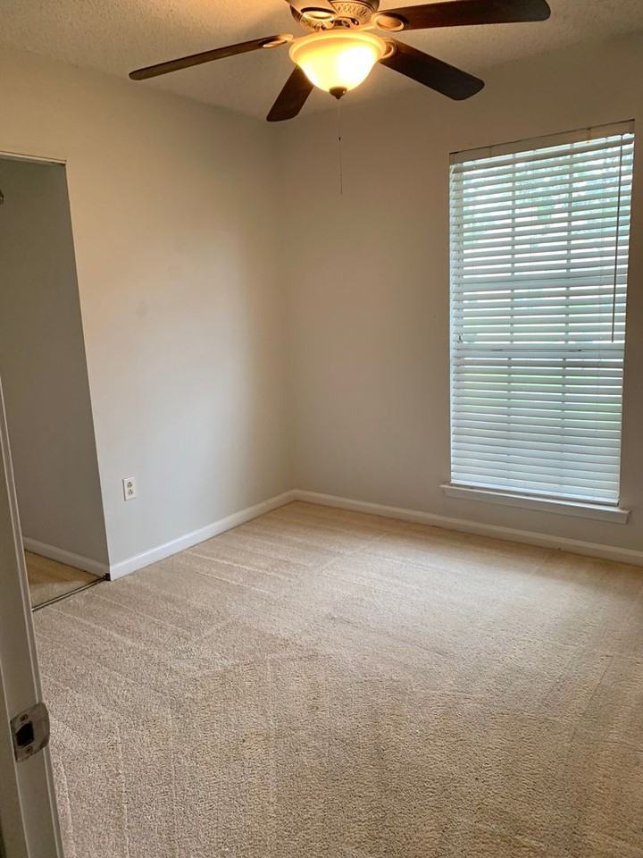 13676 Greenview Ave - Photo 4 of 10