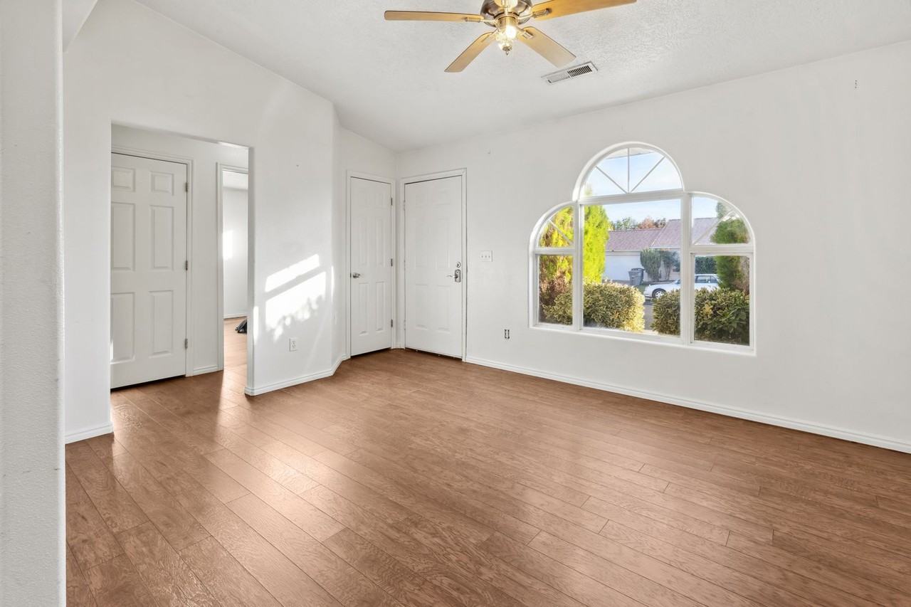 2667 E 620 N - Photo 2 of 21