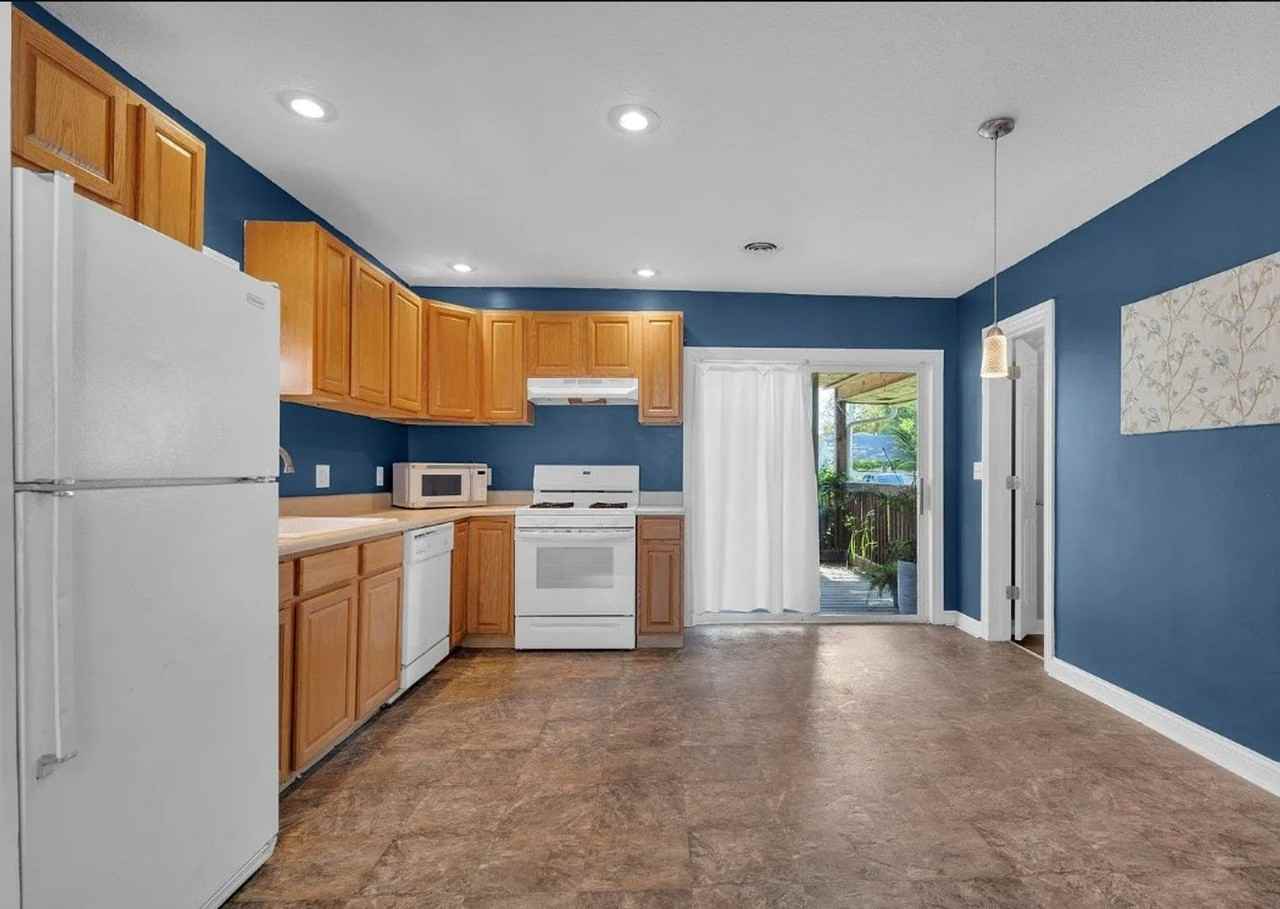 2209 41st St - Photo 4 of 12