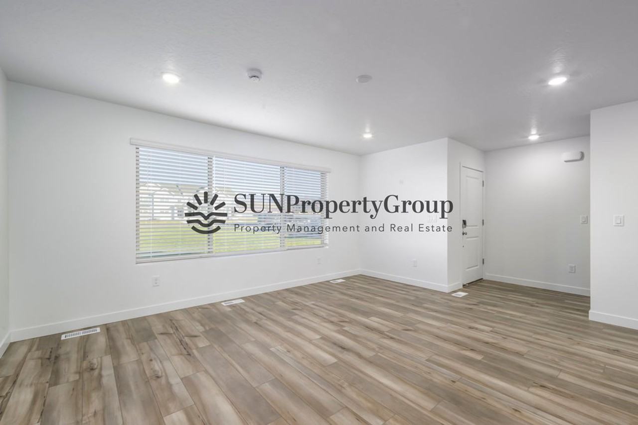 2058 S Sawmill Blvd - Photo 3 of 20